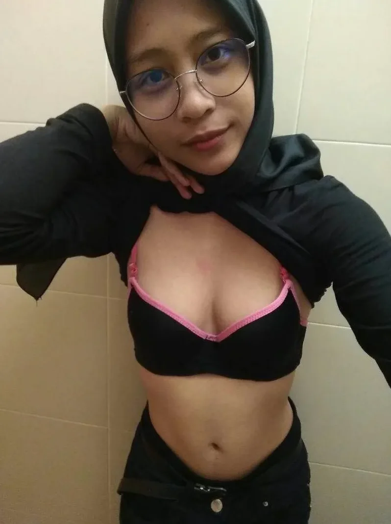 Latest Indo Bocah Viral Videos Phenomenon of Abg Viral Sma 2025 Ukhti Jilbab Wiwik di Warung Kosong Takut Ketahuan One for All Indonesia